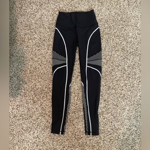 Lululemon Wunder Under Legging, size 6, 28’, black and white pattern